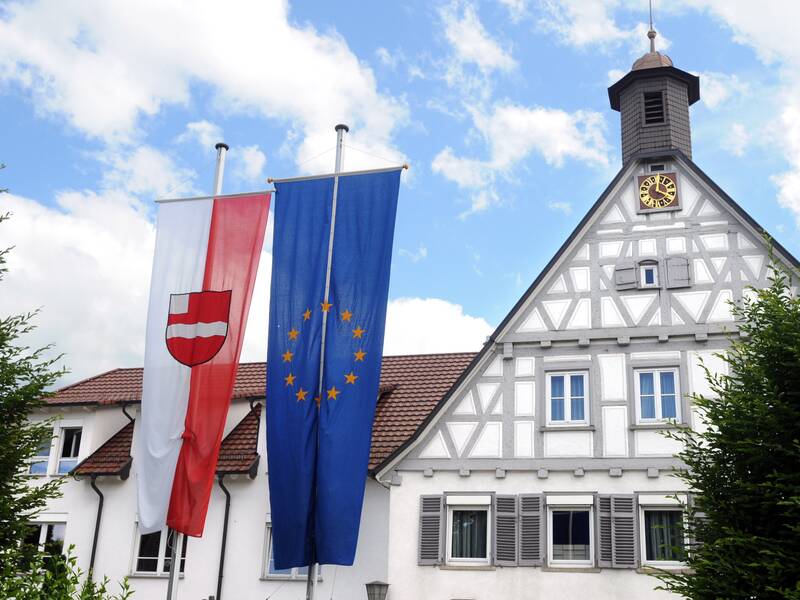 Vor dem Rathaus der Stadt Uhingen wehen zwei Flaggen.