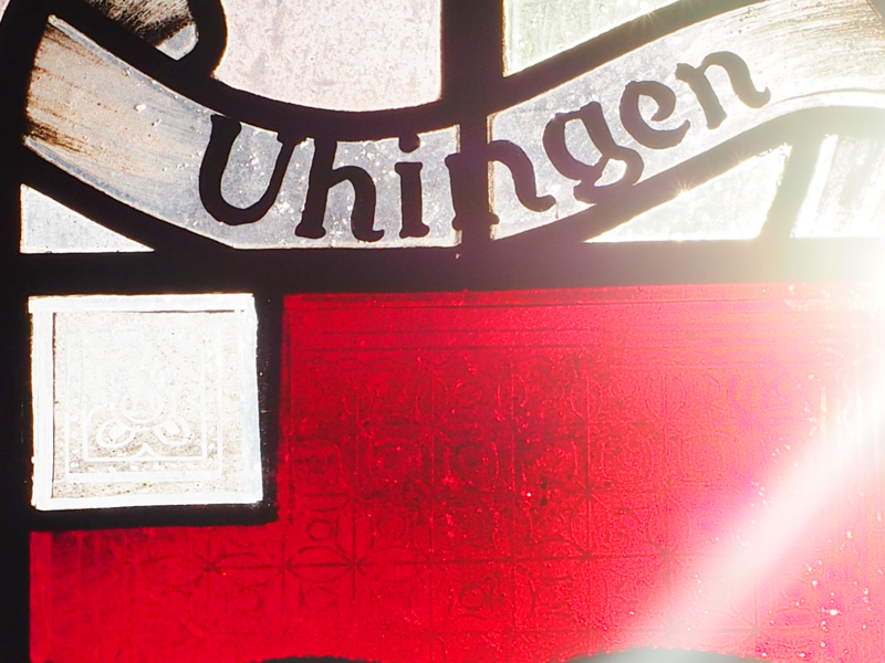 Das Wappen der Stadt Uhingen in einem Glasfenster