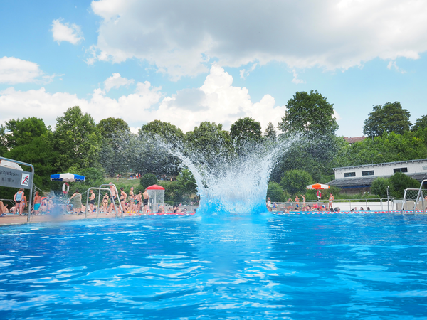 Ein Wasserplatscher im Freibad