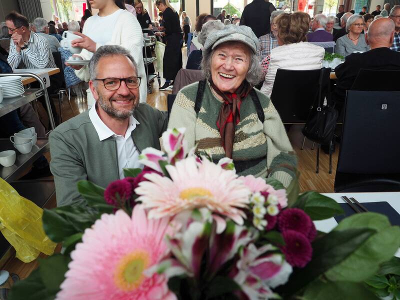 Bürgermeister Matthias Wittlinger ehrte die älteste Besucherin des Seniorennachmittags: die 93 Jahre alte Barbara Scherer, die herzlich in die Kamera lacht. Vor ihr steht ein bunter Strauß auf dem Tisch.