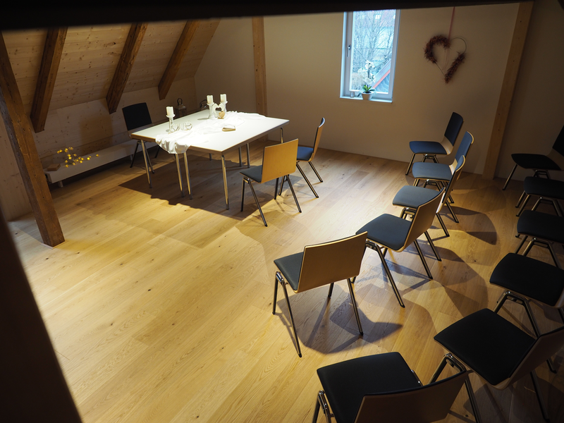 Im Dachgeschoss zwei befindet sich das kleine Trauuzimmer: Zwei Stuhlreihen stehen vor dem dekorierten Trau-Tisch, an dem das Brautpaar und der Standesbeamte Platz nimmt.