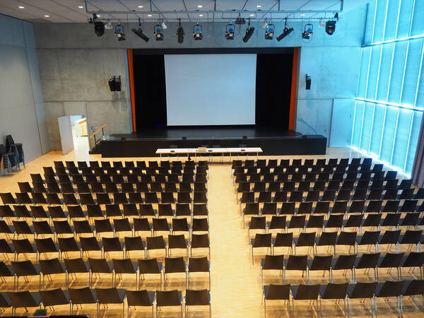 Großer Saal Uditorium - vor der Bühne sind einige Stuhlreihen