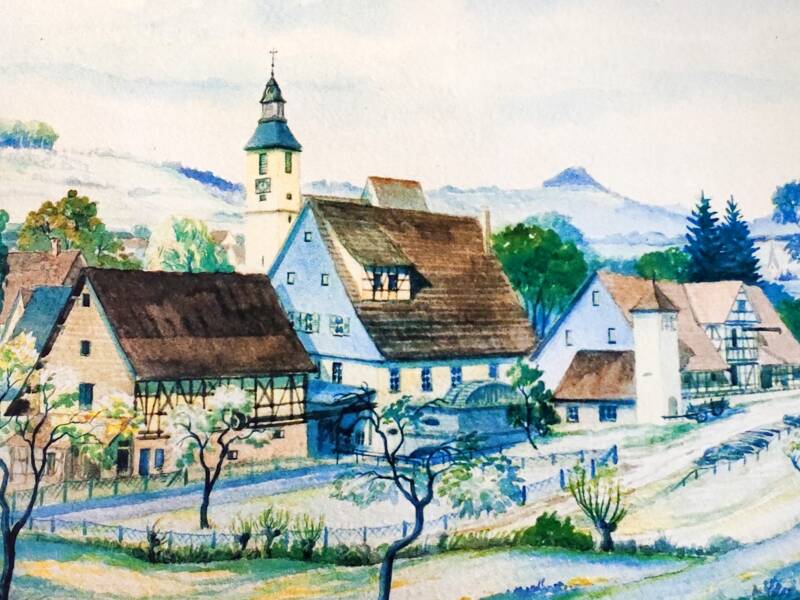 Eine undatierte Aquarell-Zeichnung zeigt alter Fachwerkgebäude, um Teil mit Mühlrad, eine kleine Kirche mit Turm und im Hintergrund einen großen Kirchturm mit Kreuz und Uhr. Vor den Häusern sind eingezäunte Gärten und vereinzelte Bäume auf den Wiesen.