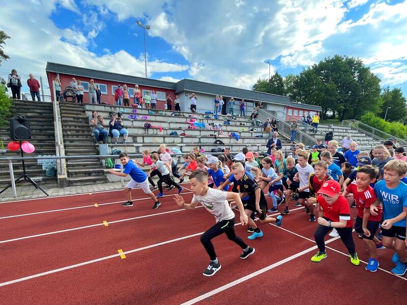 Zahlreiche Kinder starten im Haldenberg-Stadion auf der Laufbahn zu einem Hindernislauf.