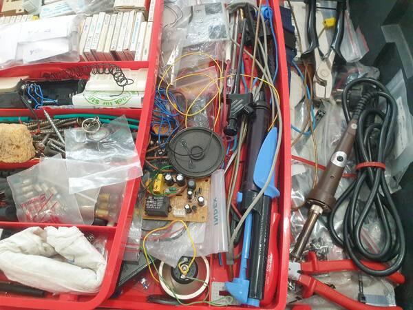 Das ist ein Koffer voller Werkzeuge, z. B. Kabel, Schrauben, Batterien, Dioden, Zangen aus dem Repair-Café.