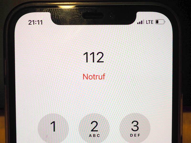 Auf dem Display eines Handy steht in roter Schrift "Notruf", darüber 112 und darunter in Kreisen die Zahlen von 1 bis 9.