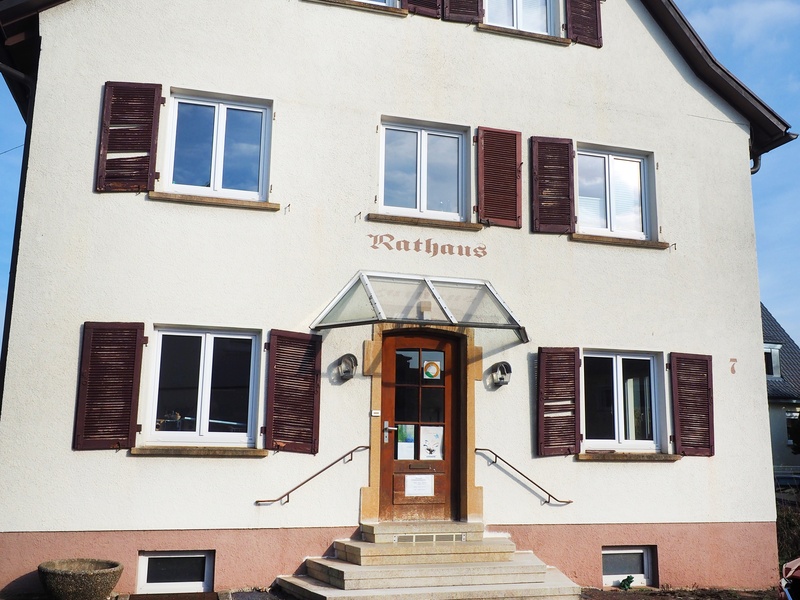 Das alte Rathaus von Sparwiesen; beige Fassade und rot-braune Fensterläden.