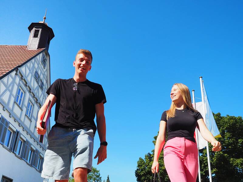 Junge Menschen vor dem Rathaus