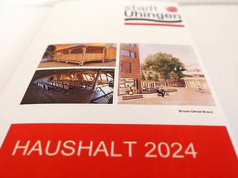 Die Titelseite eines Flyers, auf dem unten auf rotem Grund "Haushalt 2024" steht. Darüber sind drei Bilder von Bauvorhaben in Uhingen - auf weißem Grund - sowie das Stadtlogo.