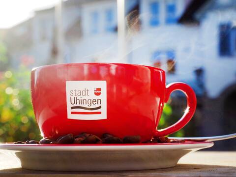 Rote Kaffeetasse mit Uhinger Stadtlogo