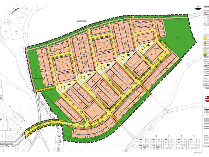 Auf einem Bebauungsplan für ein neues Wohngebiet ist zu sehen, wo Straßen und Wege verlaufen sollen. Sie sind gelb. Die Baugrundstücke sind orange. Das Gebiet ist von Grünflächen umgeben, die grün sind.. 