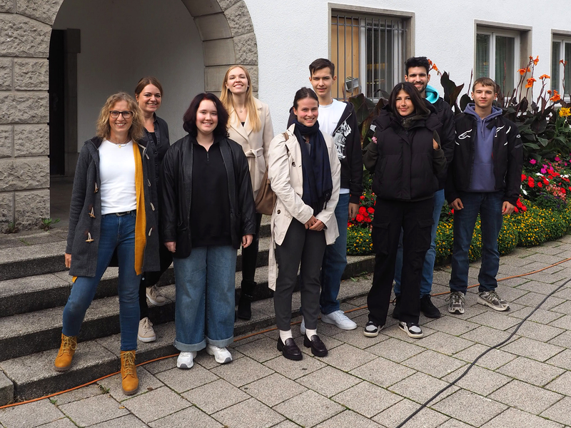 Uhingens neue Auszubildende und Praktikanten erkunden bei einer Kennlern-Tour die Stadt in Begleitung der städtischen Mitarbeiterinnen (hinten, von links) Yvonne Klockow und Lisa Friedsam, die einst selbst ihre Ausbildung bei der Stadtverwaltung Uhingen begonnen haben. 	