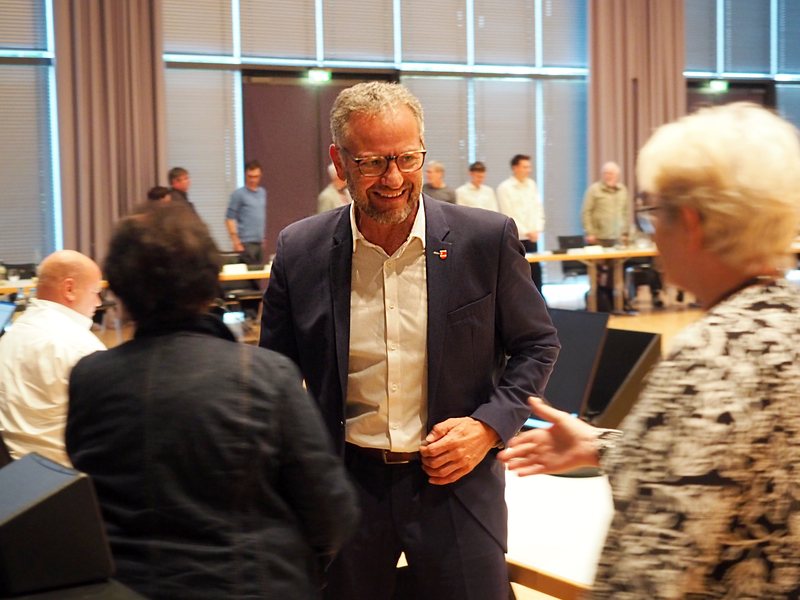 Per Handschlag durch Bürgermeister Matthias Wittlinger erfolgt die Amtseinsetzung der Stadträtinnen und Stadträte. 