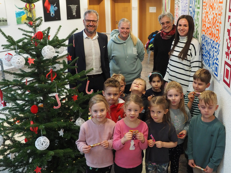 10 Vorschulkinder haben Christbaumschmuck gebastelt und damit einen Christbaum im Rathaus geschmückt. Bürgermeister Mattihas Wittlinger (hinten links) freut sich über die Aktion. Unterstützt wurden die Kinder von Kindergartenleiterin Kristine Oswald (hinten rechts) und ihrer Kollegin Stephanie Hänel (Zweite von links). Anette Epping (Zweite von rechts), bei der Stadt Uhingen zuständig für die Kindergärten in Uhingen, schenkte den Kindern zur Belohnung etwas zum Naschen.