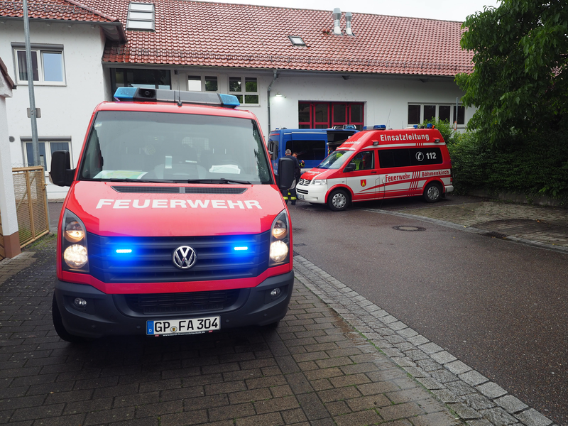 Einsatzfahrzeuge der Feuerwehren mit Blaulicht auf einer Straße