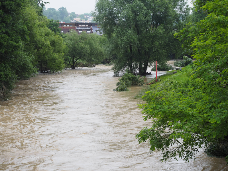 Der Fluss Fils ist über die Ufer getreten.