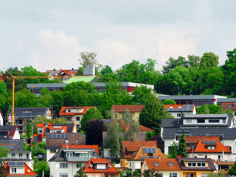 Die Am Hang des Haldenbergs in Uhingen stehen zahlreichen Häuser, umgeben von grünen Bäumen. Sie prägen das Stadtbild von Uhingen. Manche empfinden die Bäume aber als störend, wenn beispielsweise eine Photovoltaik-Anlage auf dem heimischen Dach entstehen soll. 