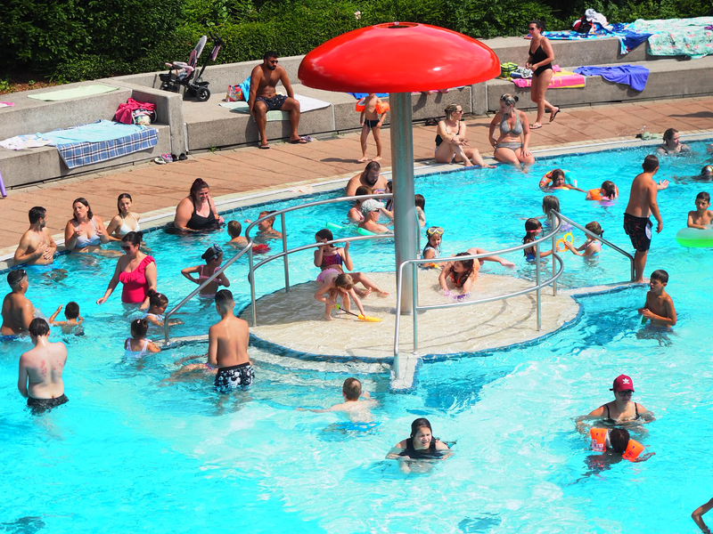 Badende Menschen im Freibad im Sommer