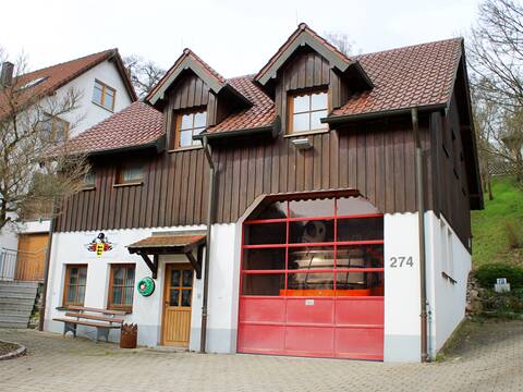 Das Gebäude der Feuerwehr im Uhinger Stadtteil Baiereck mit einem Fahrzeug hinter dem geschlossenem Rolltor.