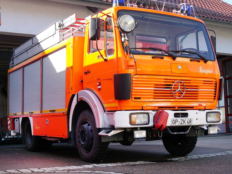 Ein Rüstwagen der FFW Uhingen vor der Maschinenhalle.