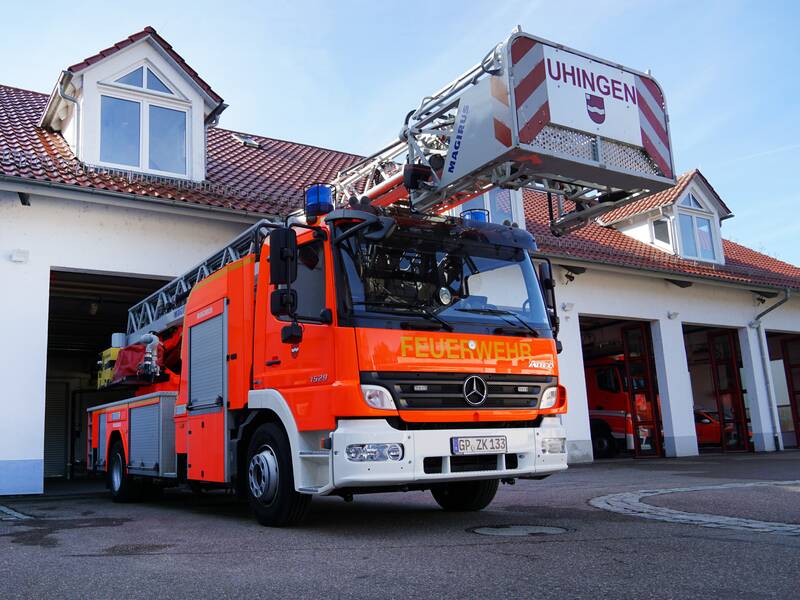 Ein Drehleiterfahrzeug der FFW Uhingen vor der Maschinenhalle.