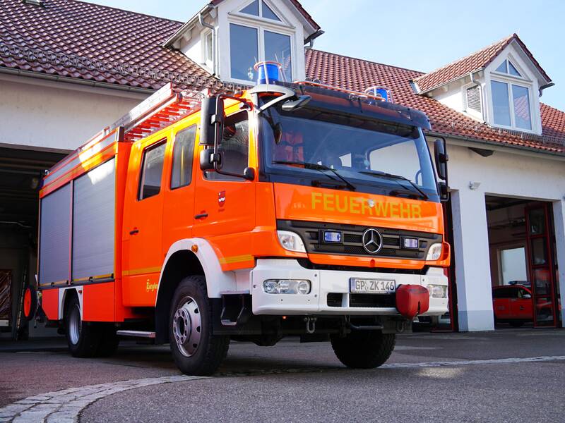 Ein Löschfahrzeug der FFW Uhingen vor der Maschinenhalle.