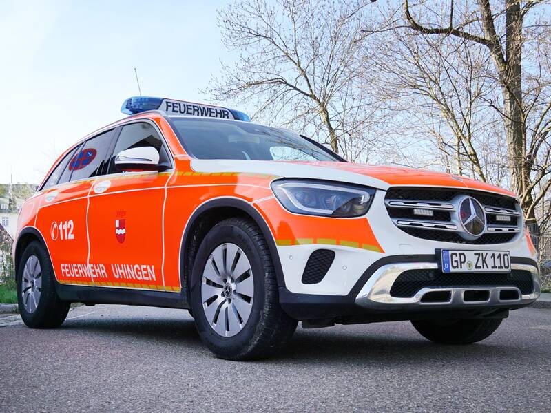 Der Kommandowagen, ein sportliches Auto, der FFW Uhingen vor der Maschinenhalle.