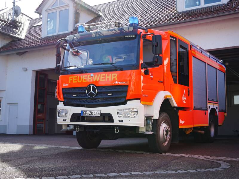 Vor der Fahrzeughalle der Feuerwehr Uhingen stehen Einsatzfahrzeuge.