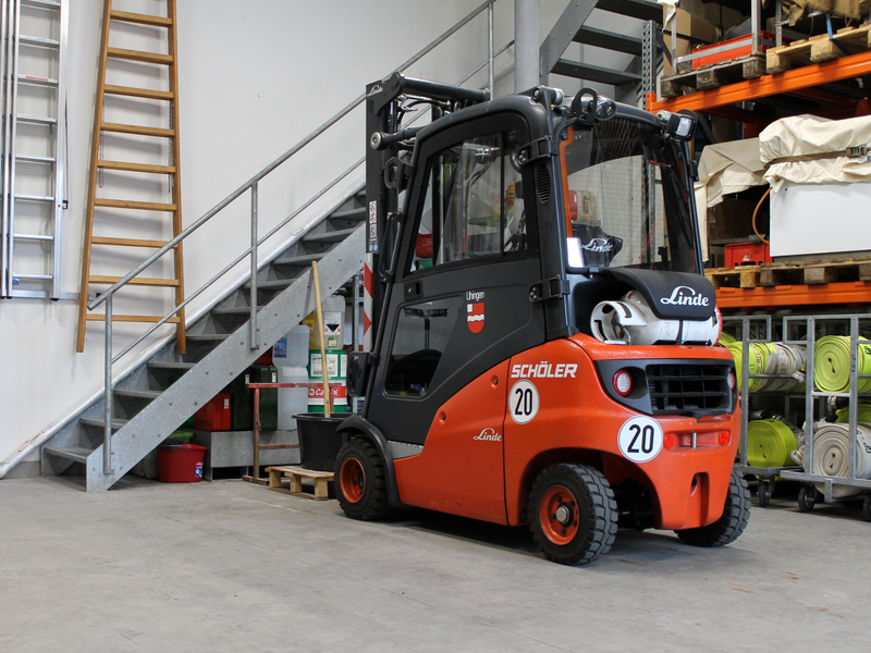 Der Gabelstapler der Uhinger Feuerwehr in der hohen Lagerhalle des Feuerwehrmagazins.