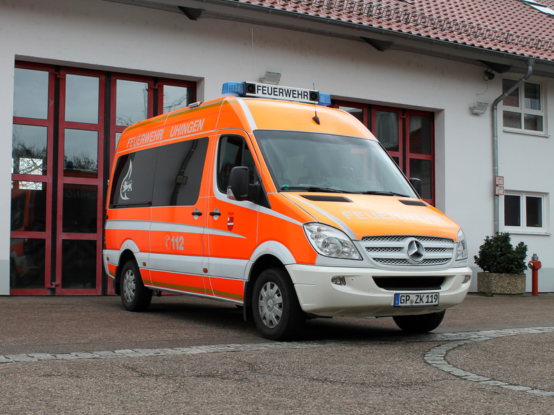 Der Mannschaftstransportwagen, ein Kleinbus der Feuerwehr Uhingen, vor dem Feuerwehrmagazin.