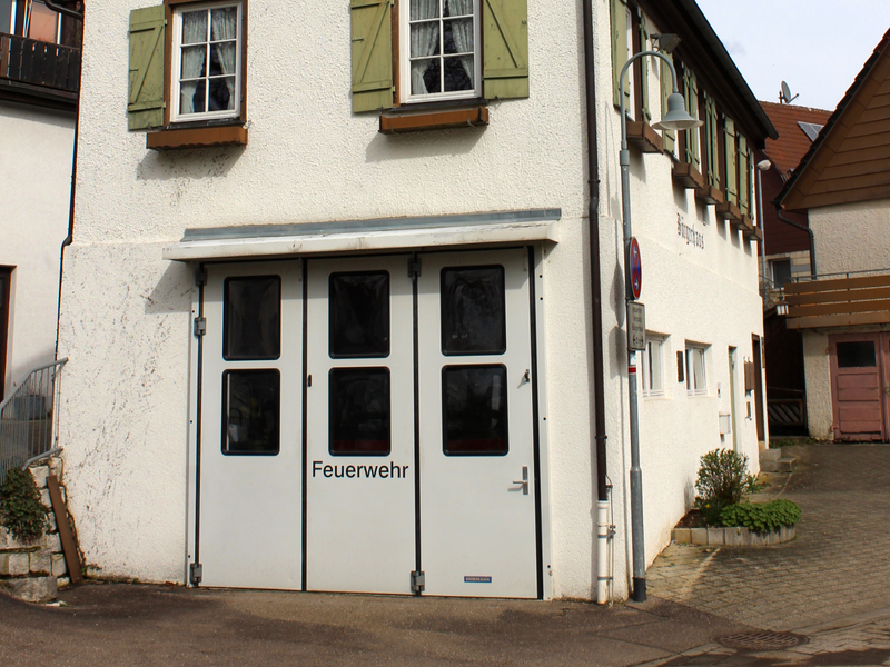 Das Gebäude der Feuerwehr im Stadtteil Sparwiesen mit markantem Turm samt Uhr.