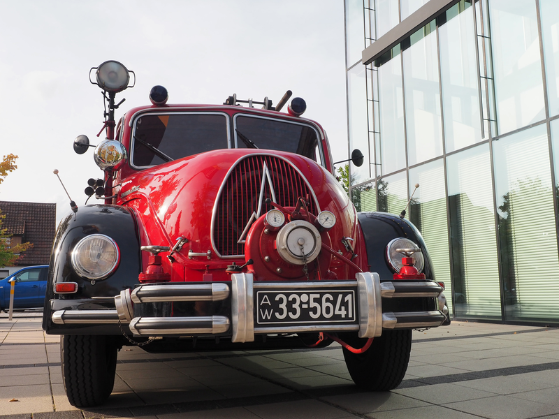 Ein historisches Feuerwehr-Fahrzeug vom Typ Magirus und markanter Front.